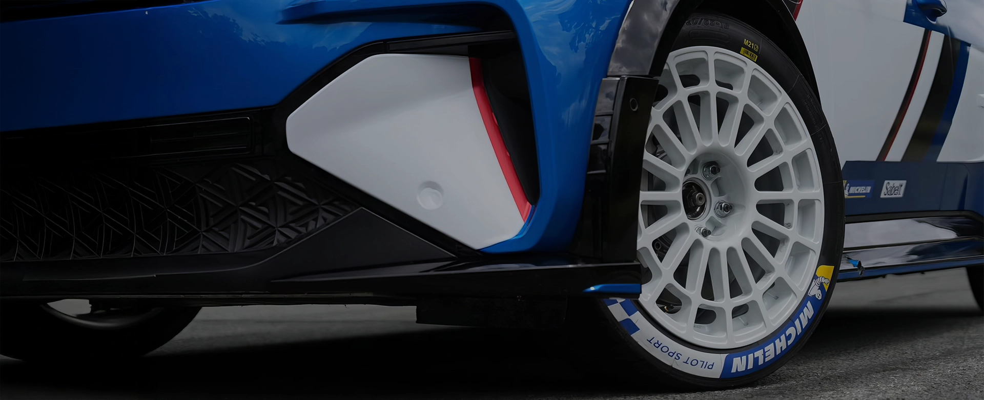 Ζάντα αγωνιστικού αυτοκινήτου με motorsport μπουλόνια